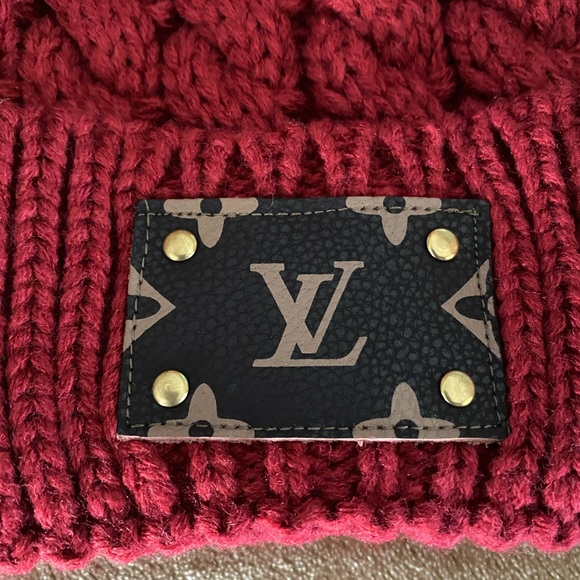 Women’s red beanie - Picture 2 of 4